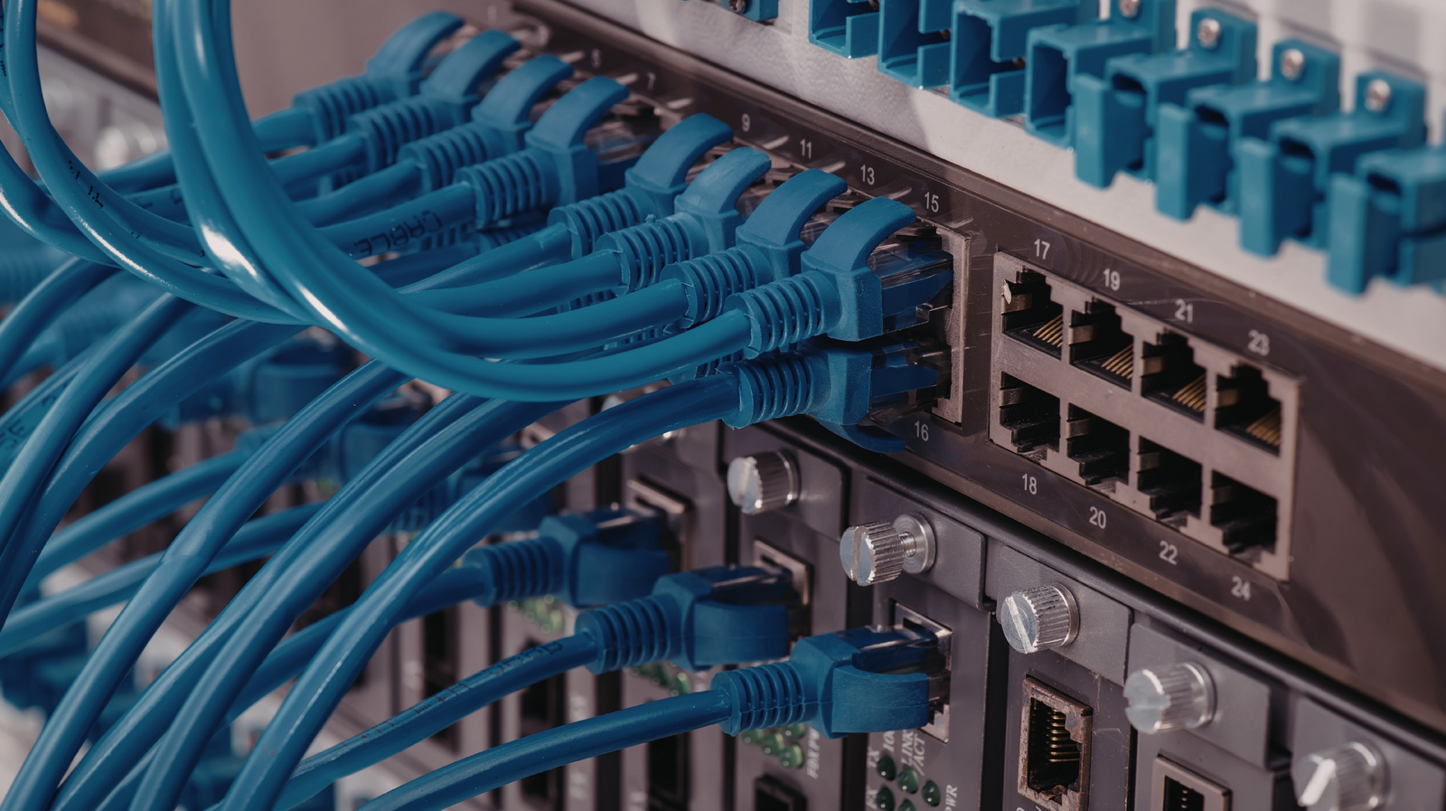 Rack de telecomunicaciones con cableado estructurado Cat6 instalado